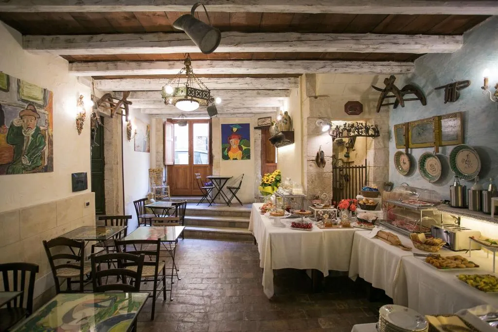 Restaurant, Charme Henry S House, Catania