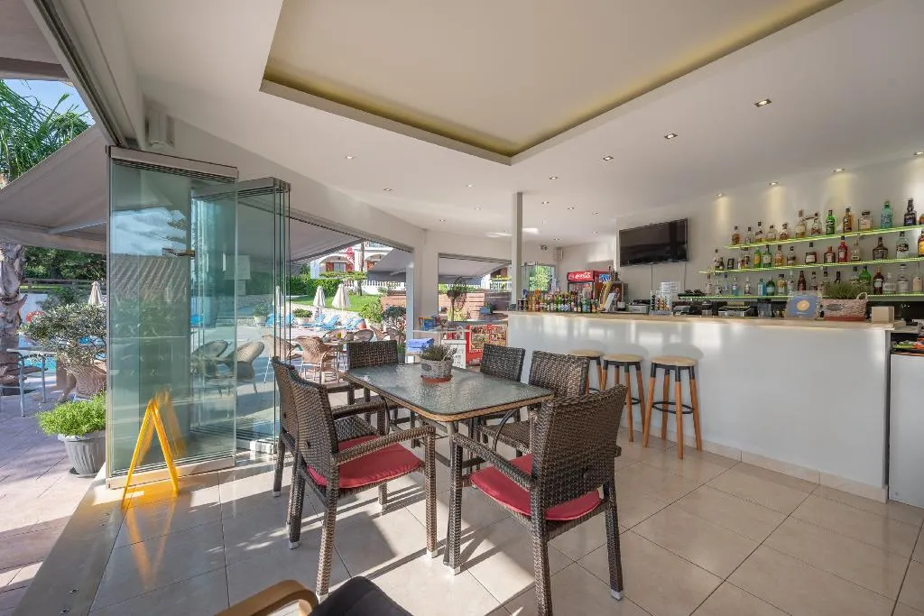 Bar, Ionian Aura, Zante