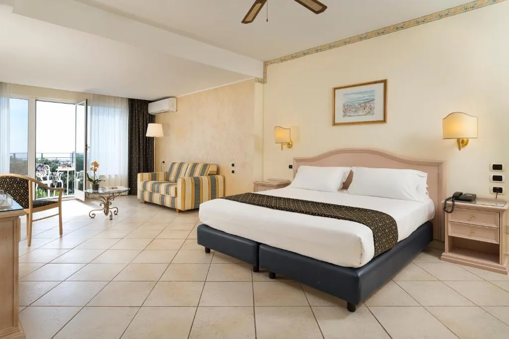 SUITE SEA VIEW WITH BALCONY Room, Sant Alphio Garden Hotel & SPA, Catania