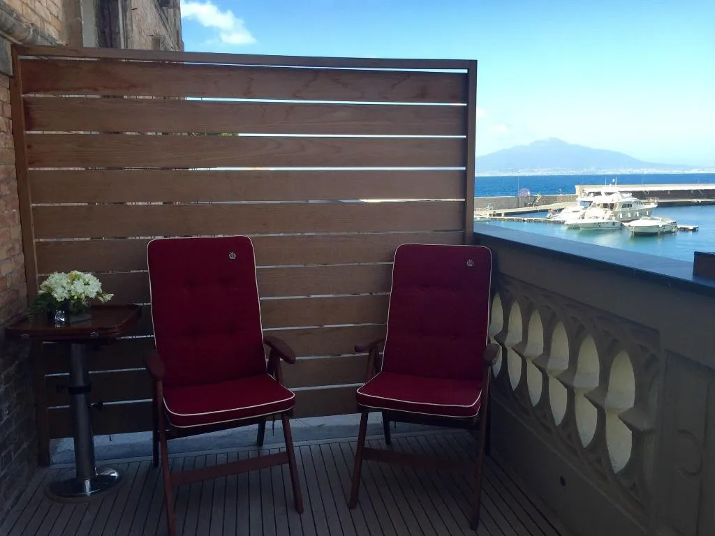 Room, Yacht Club Capo Cervo Suites, Naples