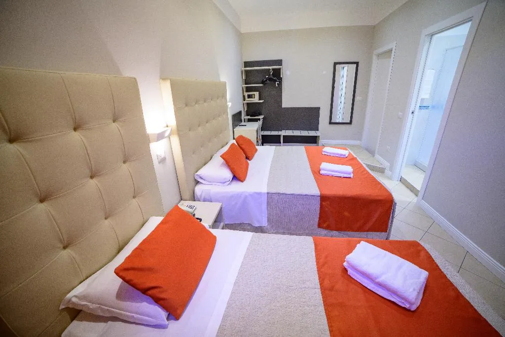 TRIPLE BASIC Room, Hotel Demó, Milan