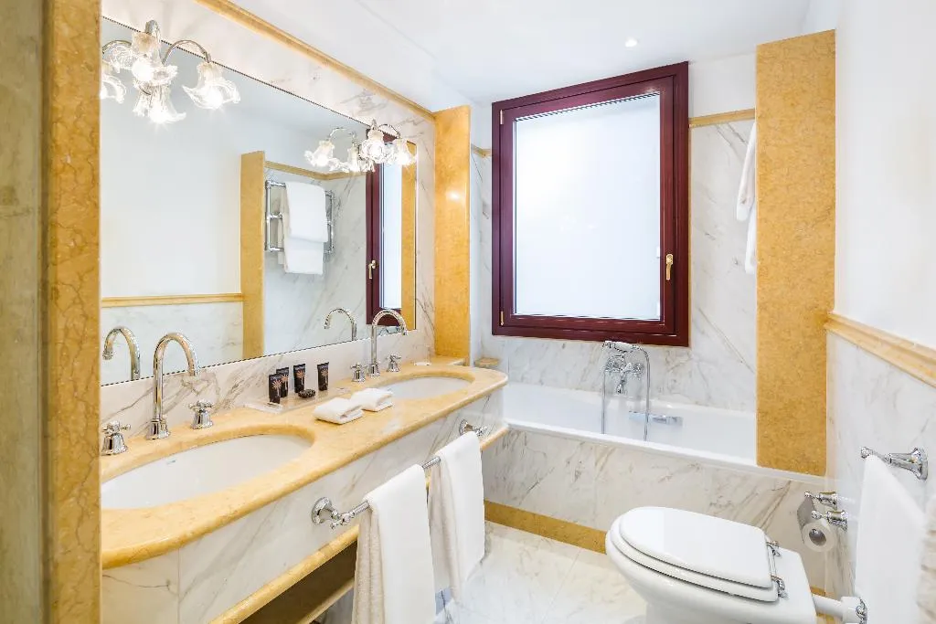 DOUBLE CANAL VIEW Room, Baglioni Hotel Luna, Venice