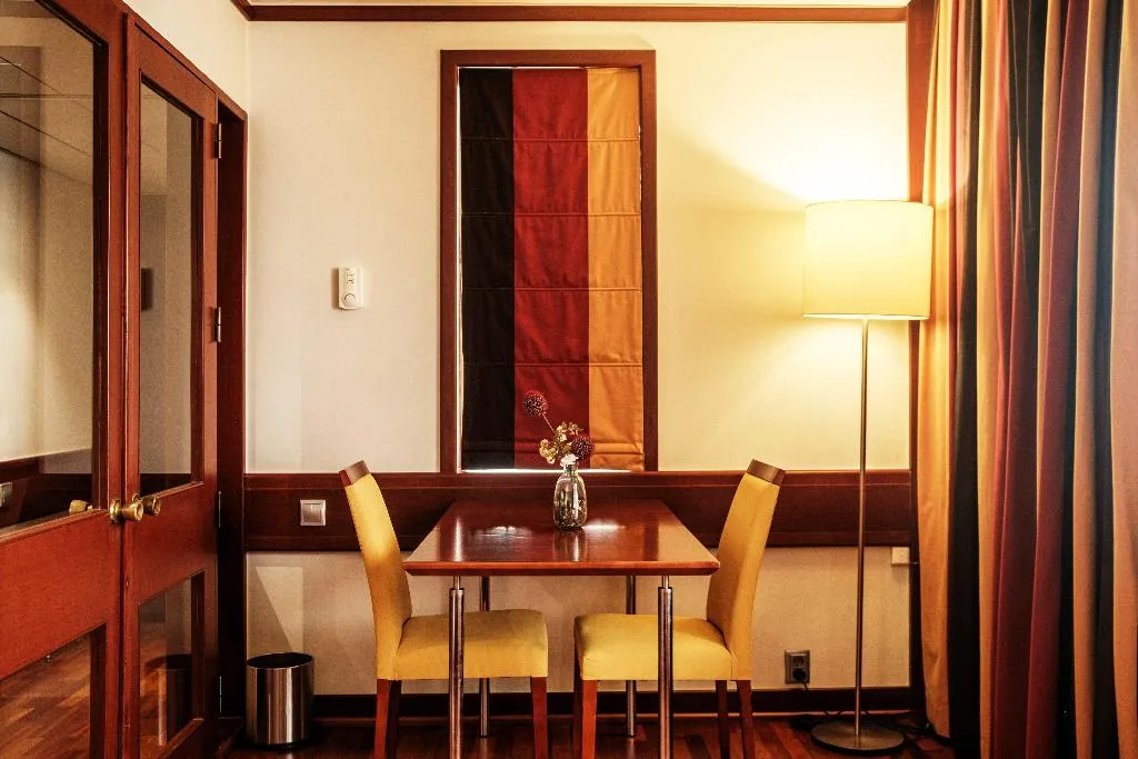 SUITE KING SIZE BED Room, Holiday Inn Lisbon Continental, Lisbon