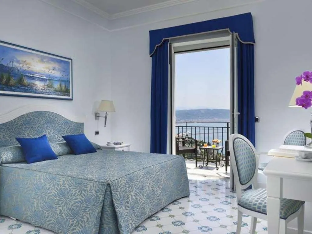 Room, Raito, Naples