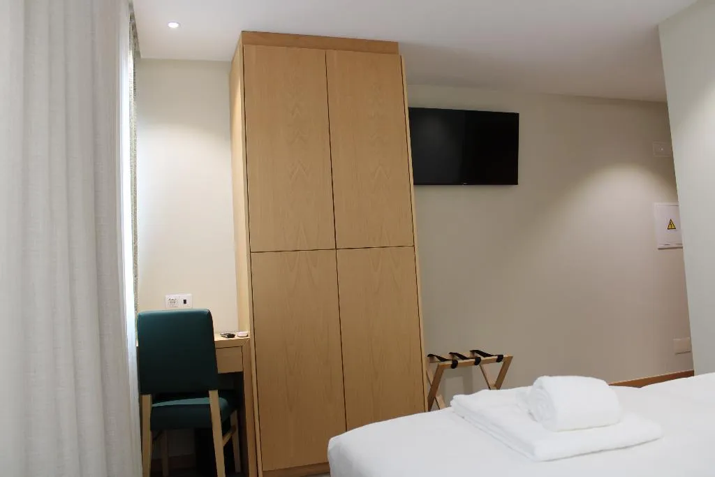 TRIPLE STANDARD Room, Oporto Station Hostel & Rooms, Porto