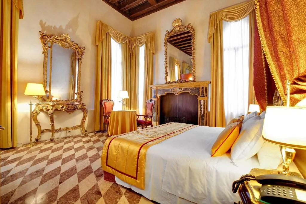 SUITE KING SIZE BED Room, Dona Palace, Venice