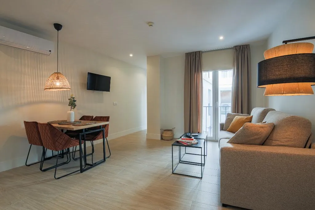 APARTMENT TWO BEDROOMS Room, Magna Sevilla, Seville