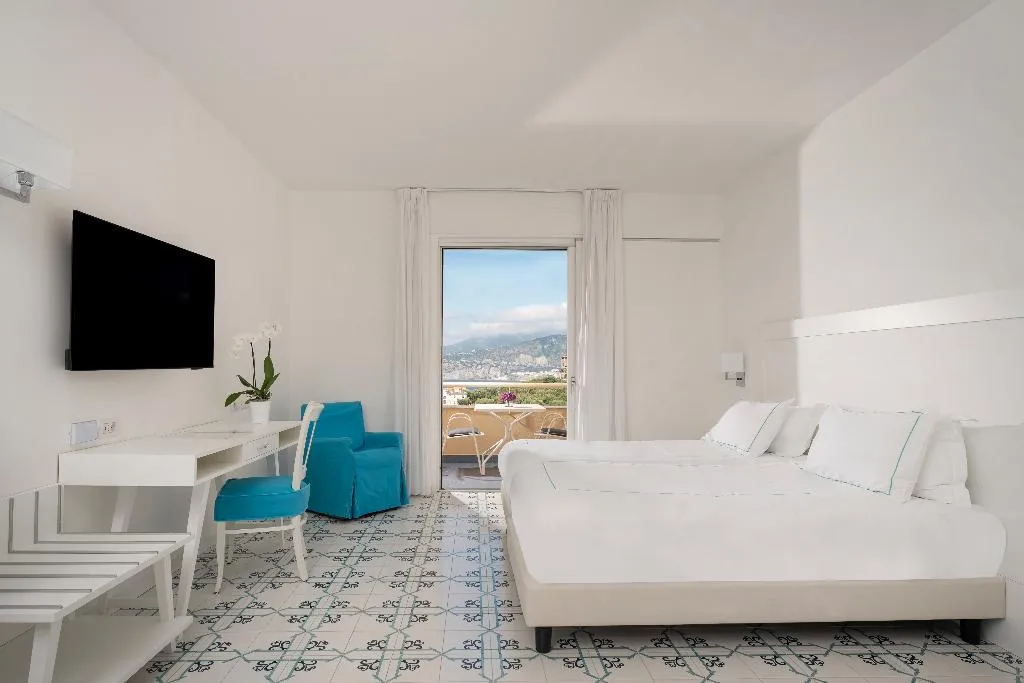 DOUBLE SEA VIEW WITH BALCONY Room, Grand Hotel Vesuvio, Naples