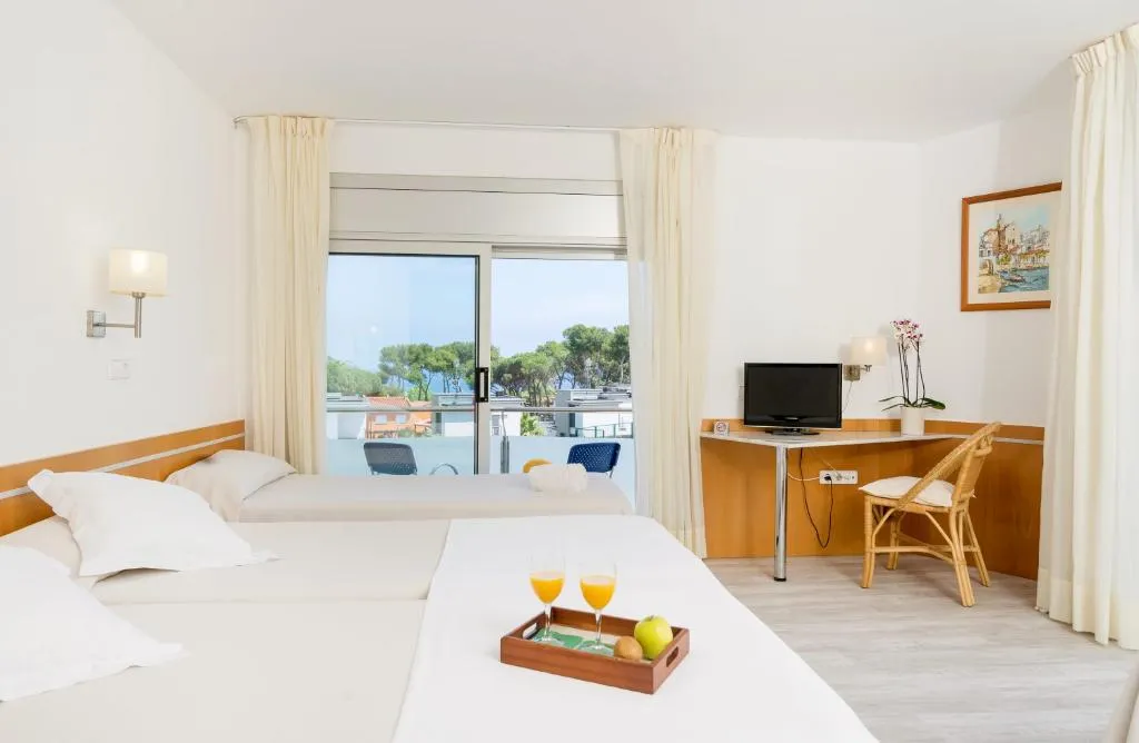 TRIPLE WITH BALCONY Room, Ancora, Costa Brava