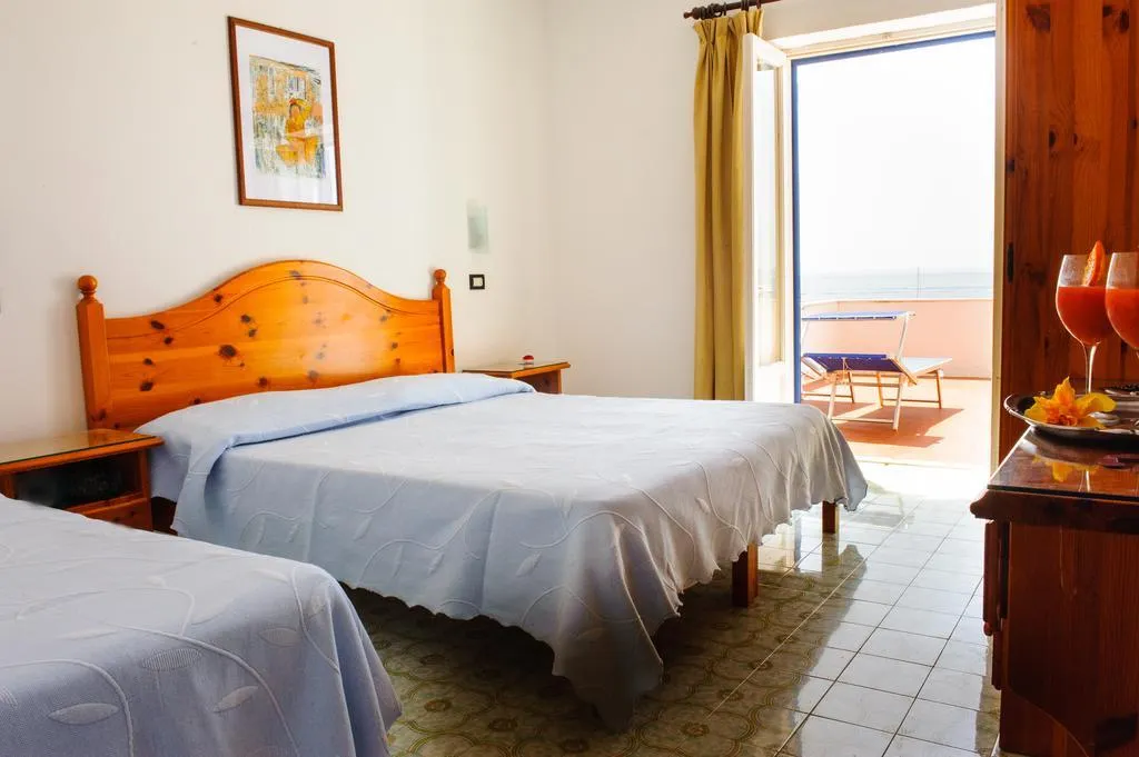 TRIPLE STANDARD Room, Regina del Mare, Naples