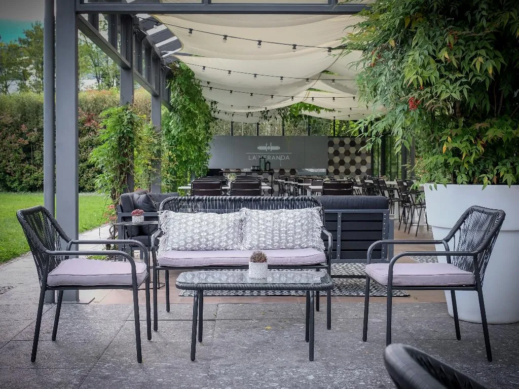 Terrace, Luise, Milan