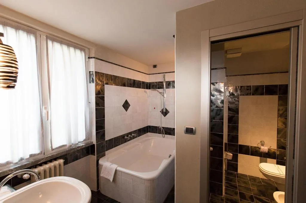 Room, Serenella, Milan