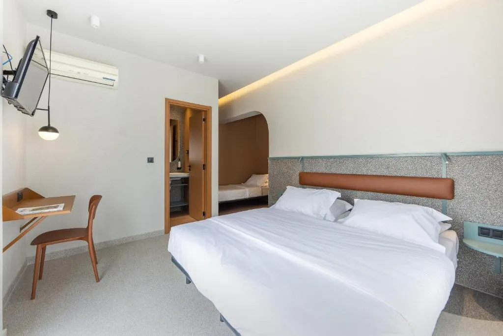 TRIPLE STANDARD Room, Evripides, Athens