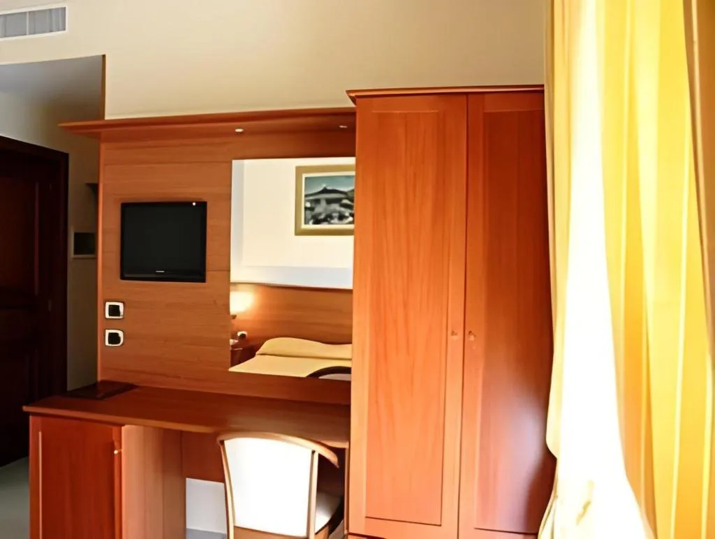 Room, Luxor Hotel, Naples