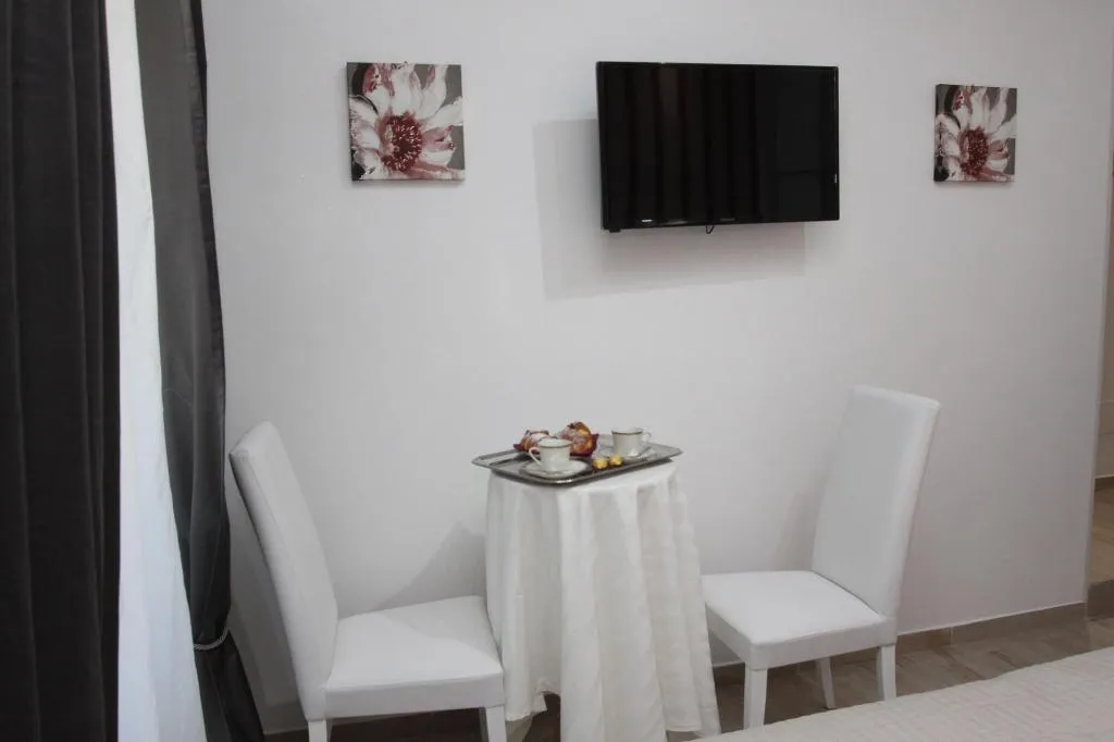 Room, Interno 2 Roma, Naples