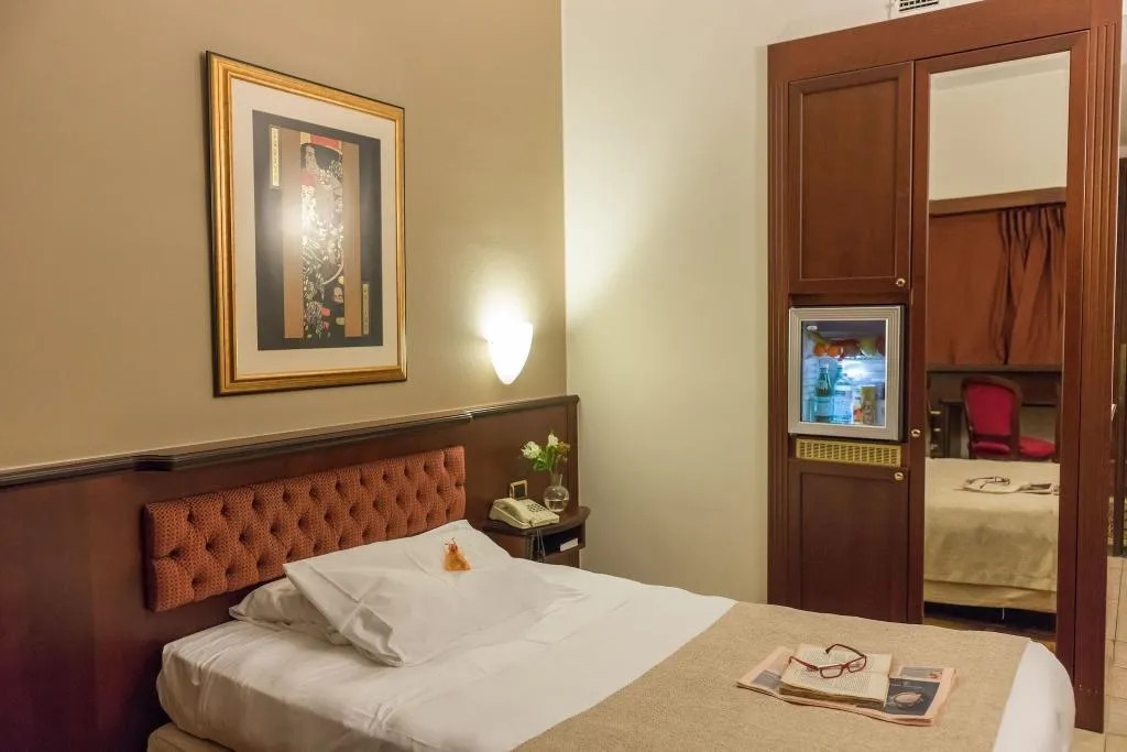 Room, Santa Barbara, Milan