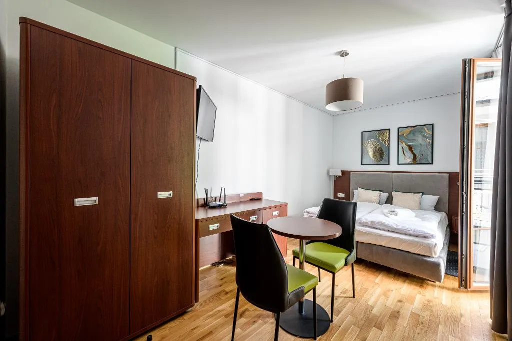 DOUBLE DELUXE WITH BALCONY Room, On/set Aparthotel, Krakow
