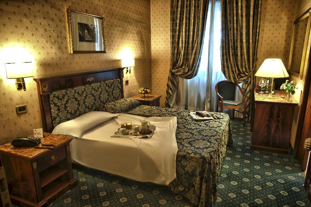 Room, Cilicia, Naples