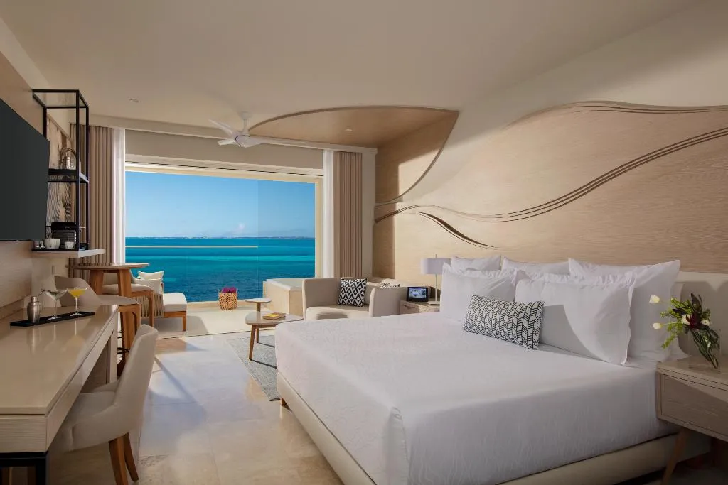 JUNIOR SUITE CLUB OCEAN FRONT Room, Breathless Cancun Soul Resort & Spa, Cancun Area