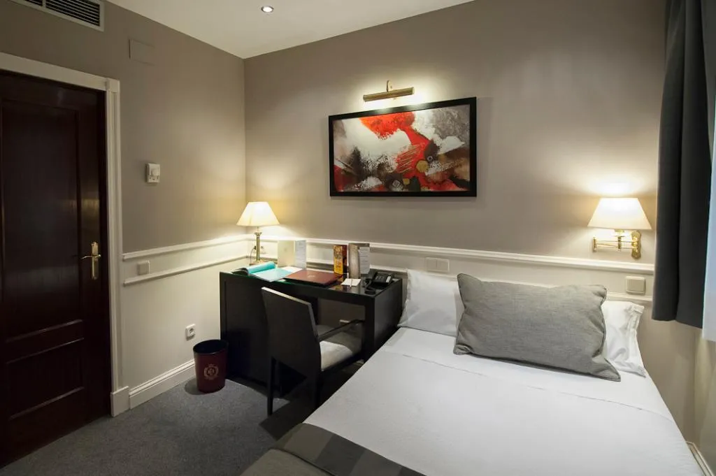 SINGLE INNER Room, Emperador, Madrid