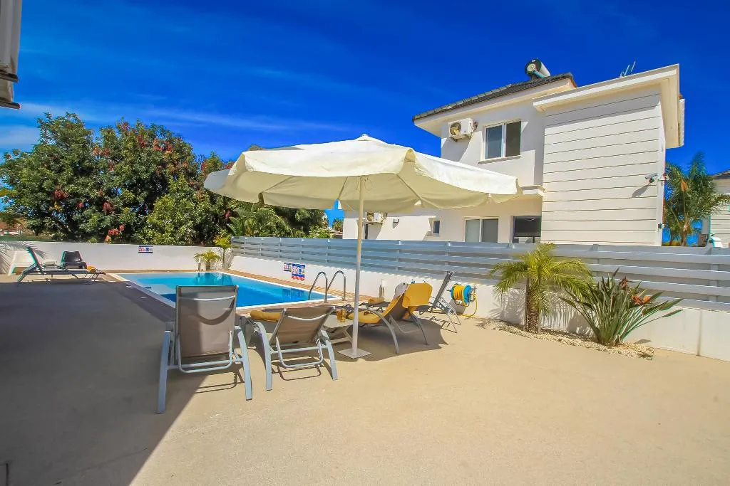 VILLA THREE BEDROOMS WITH PRIVATE POOL Room, Flouressia Gardens, Cyprus