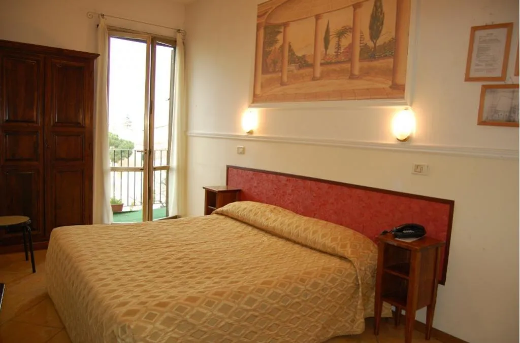 Room, Ascot, Florence