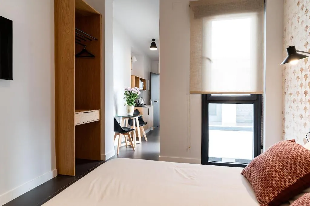 Room, Welldone Quality-Crystal Pool, Seville