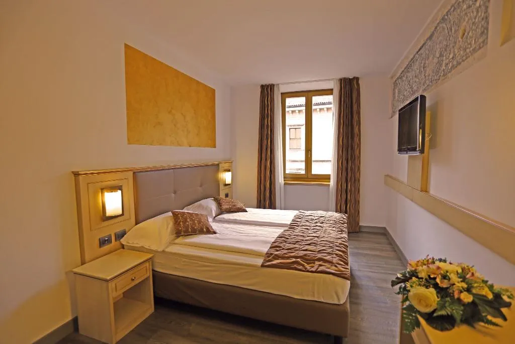 Room, Portici - Romantik & Wellness, Milan