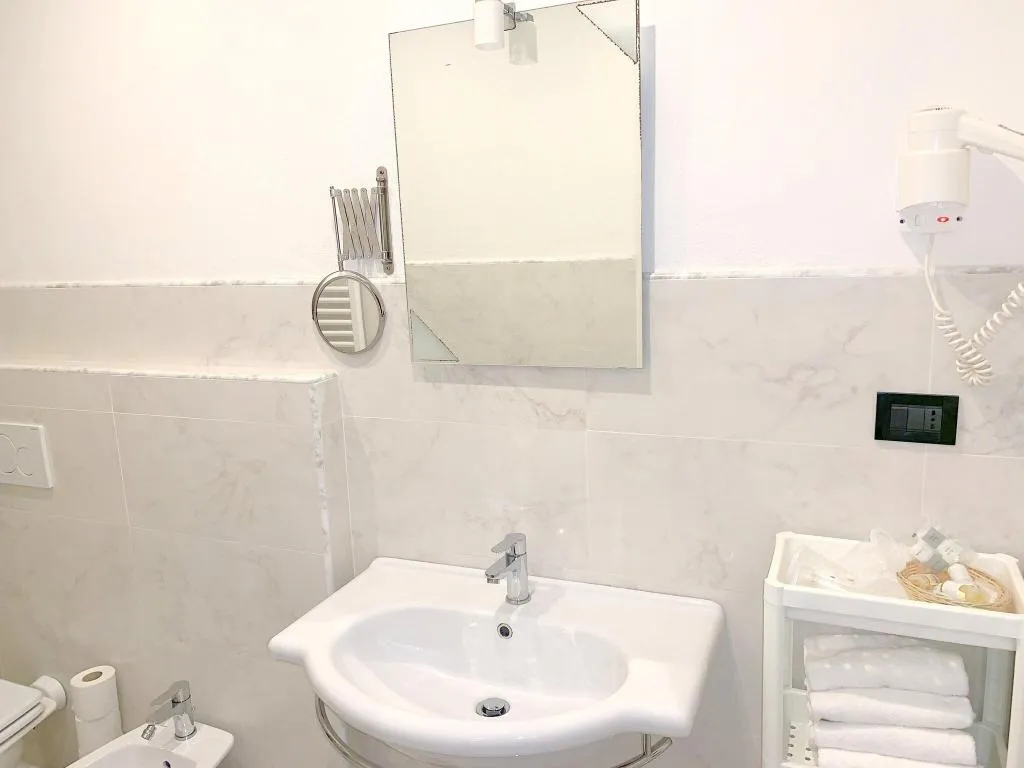 JUNIOR SUITE THREE BEDS Room, Luxor Florence, Florence