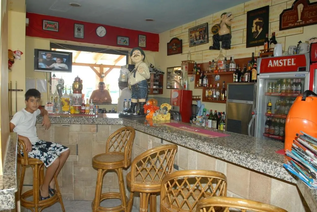 Bar, Barbie, Rhodes
