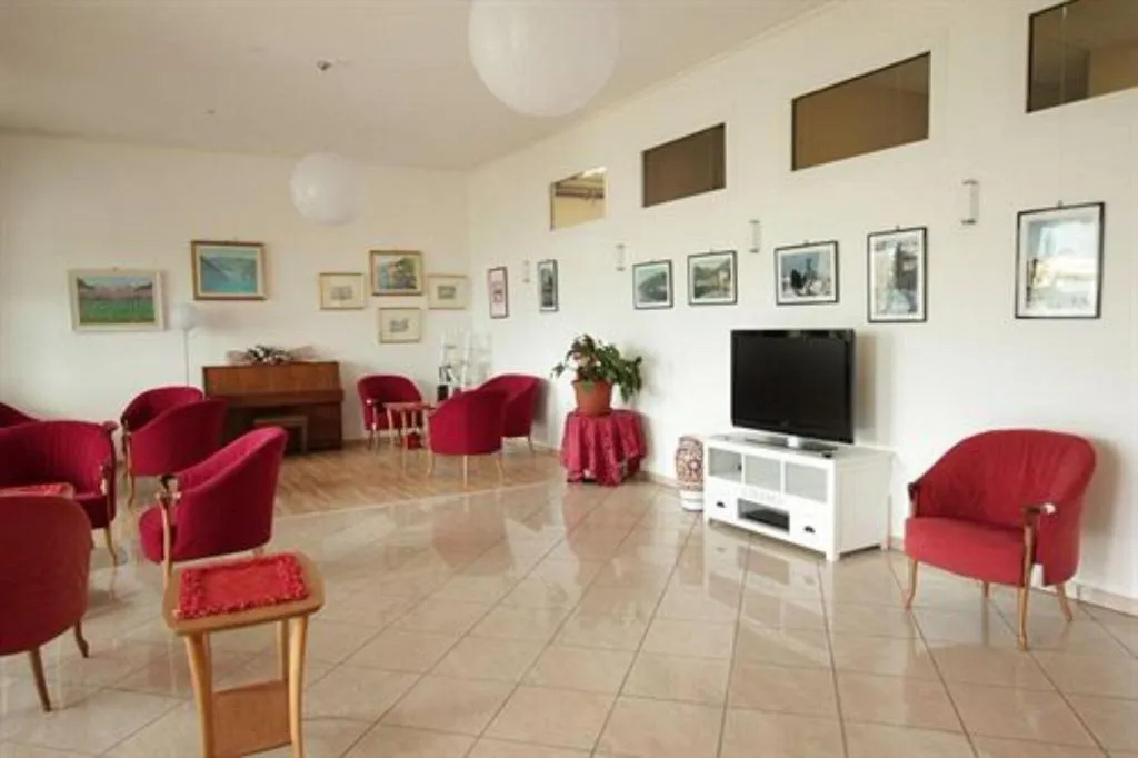 Lobby, Regina, Milan