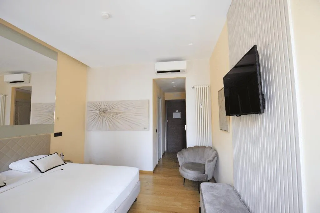 DOUBLE SUPERIOR WITH VIEWS Room, AH - Fashion District, Milan