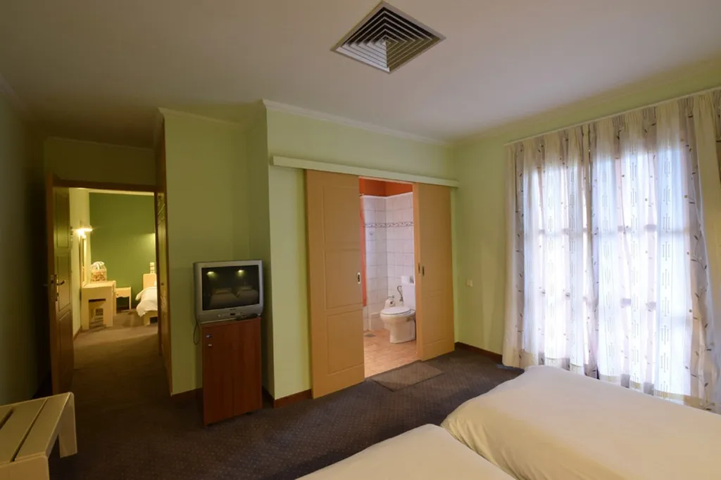 Room, Mont Helmos, Athens