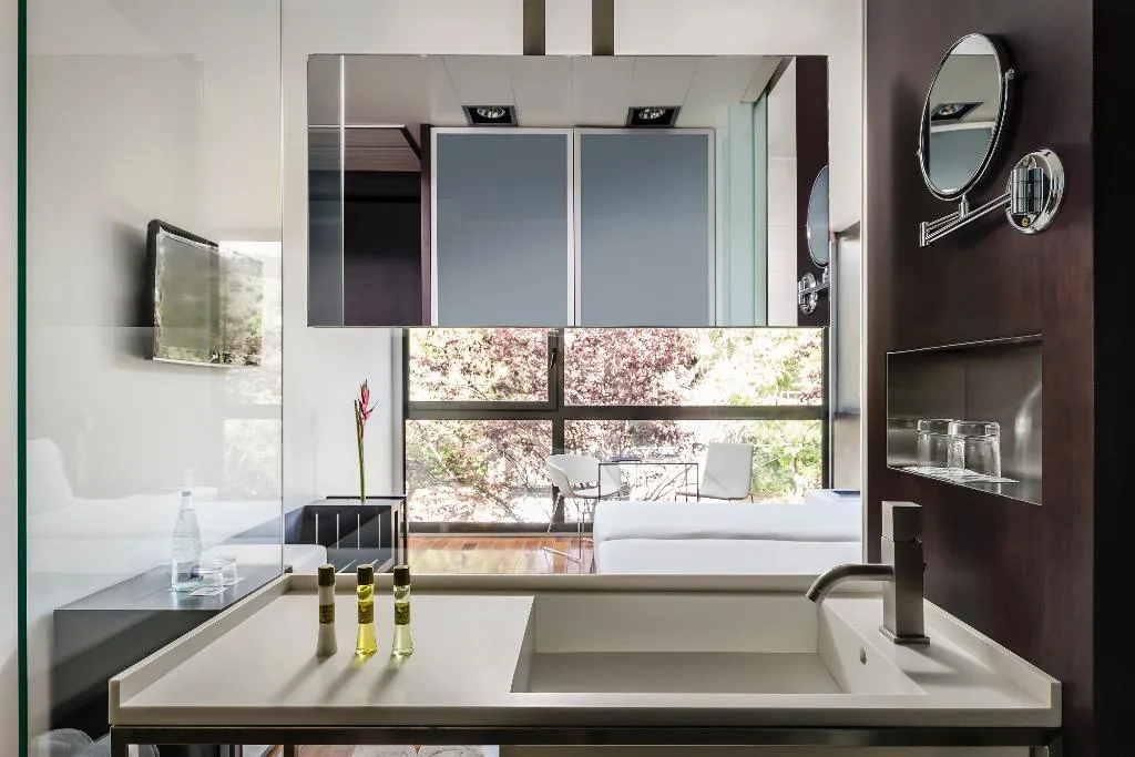 Room, Ikonik Angli, Barcelona