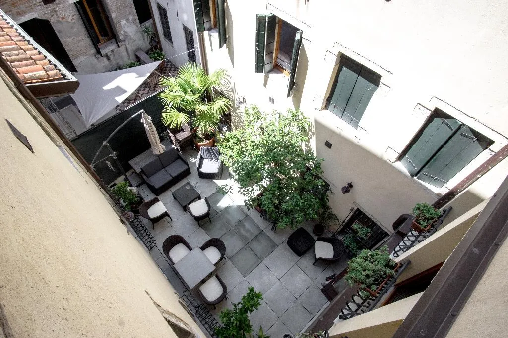 Terrace, Antigo Trovatore, Venice