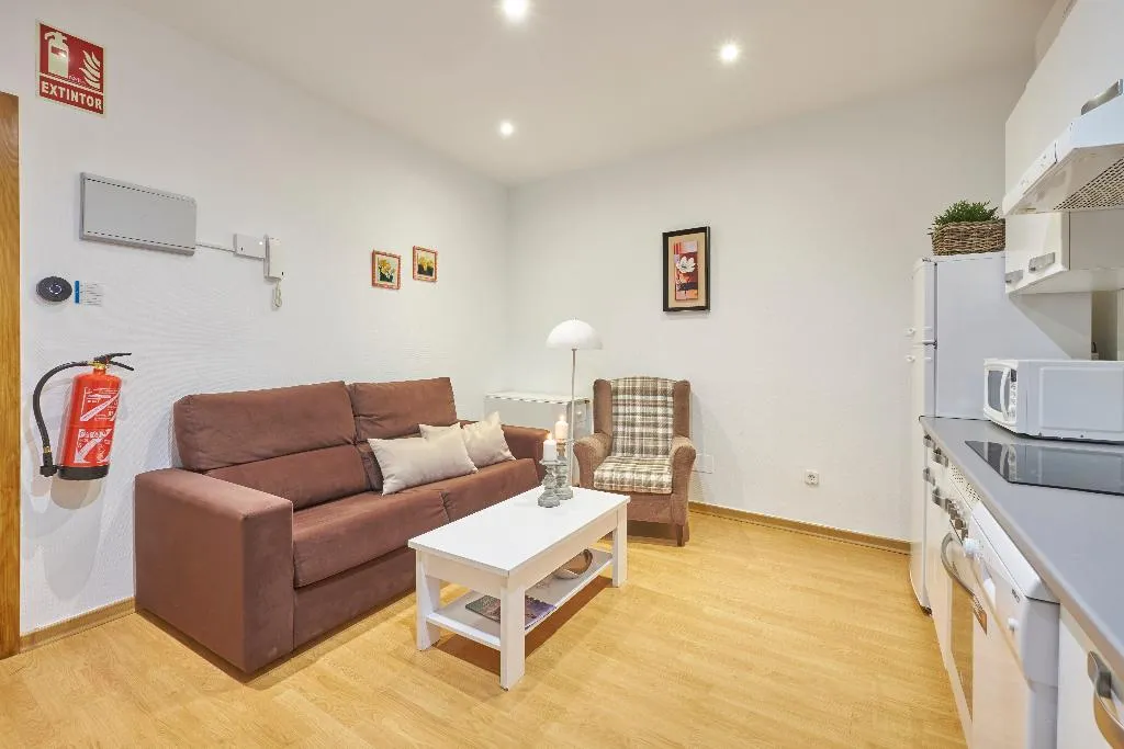 APARTMENT FOUR BEDROOMS Room, Apartamentos en Sol, Madrid