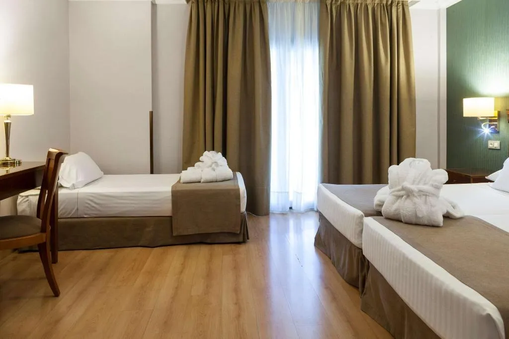 TWIN THREE BEDS Room, Becquer, Seville