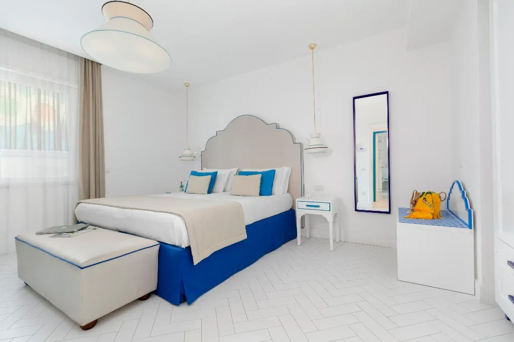 Room DELUXE ONE BEDROOM Room, Alimuri Bay Resort, Naples