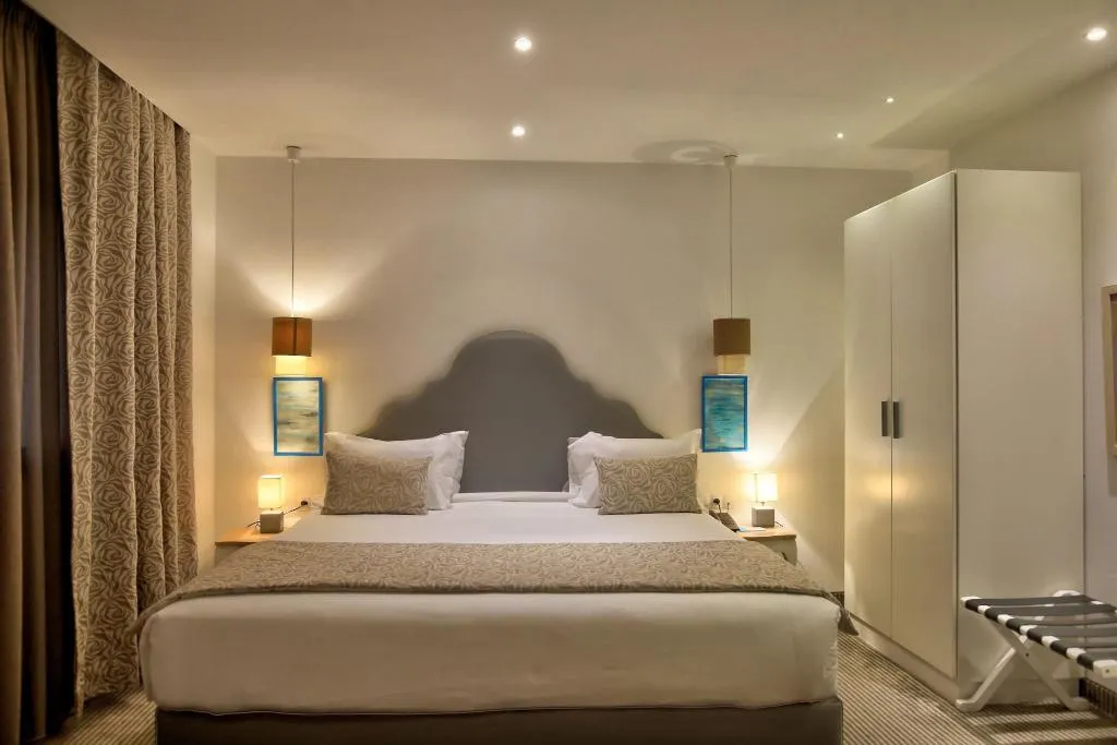 Room, Lac Leman, Tunisia