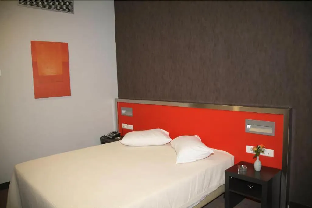 Room, Des Roses, Athens