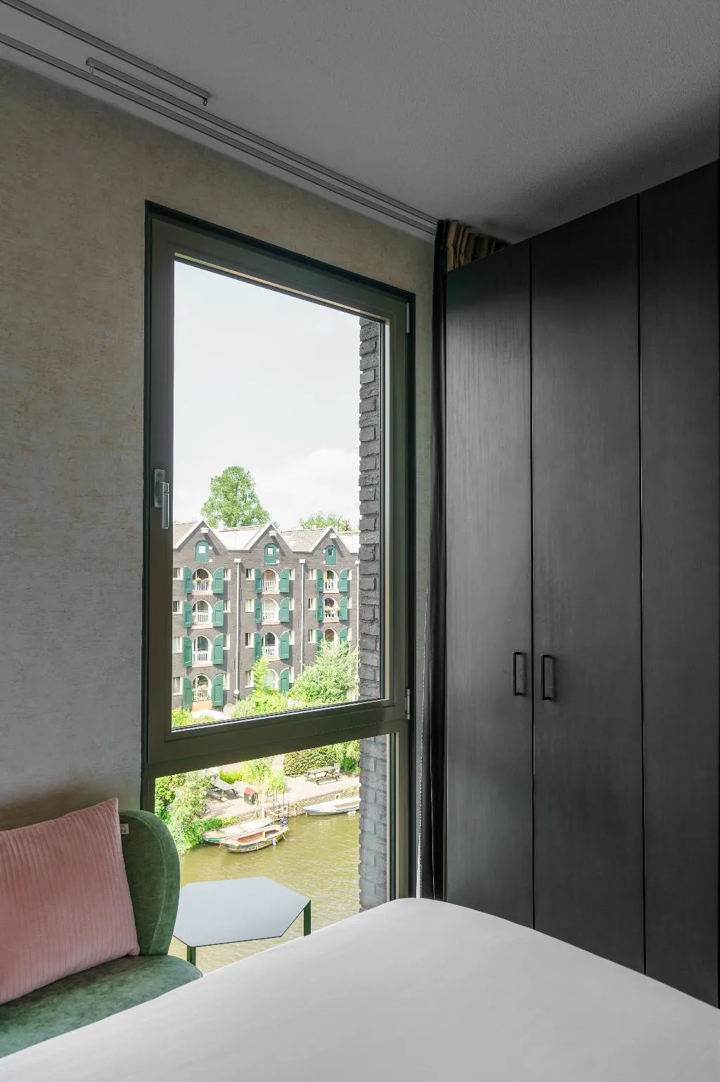 TRIPLE CANAL VIEW Room, Monet Garden Hotel Amsterdam, Amsterdam