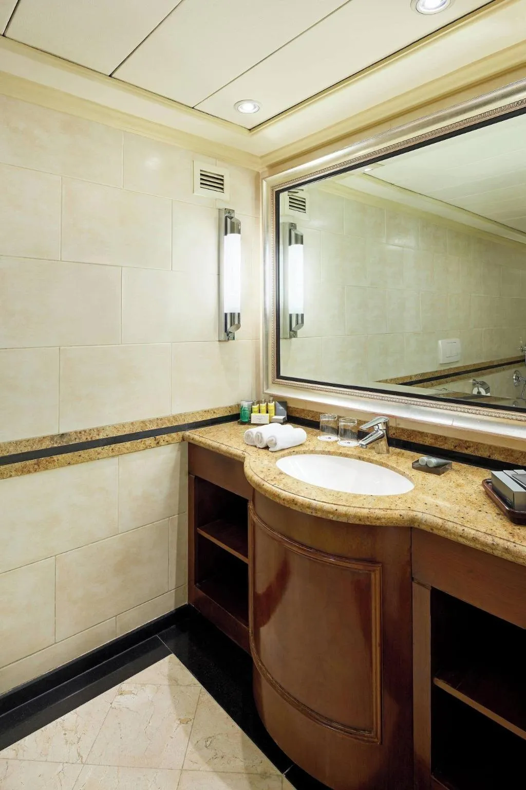 DOUBLE DELUXE KING BED Room, Cairo Marriott hotel & Omar Khayyam Casino, Cairo