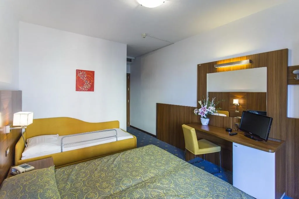 Room, Touring, Venice