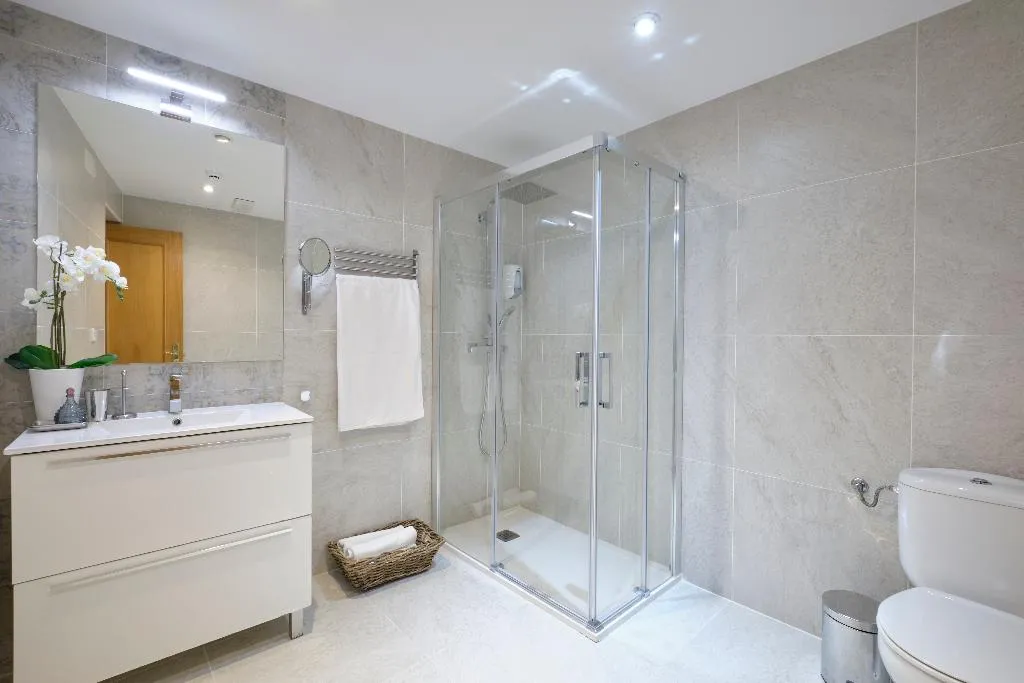 APARTMENT TWO BEDROOMS Room, Apartamentos en Sol, Madrid
