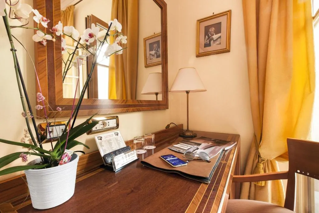 DOUBLE DELUXE QUEEN BED Room, Antiche Mura, Naples