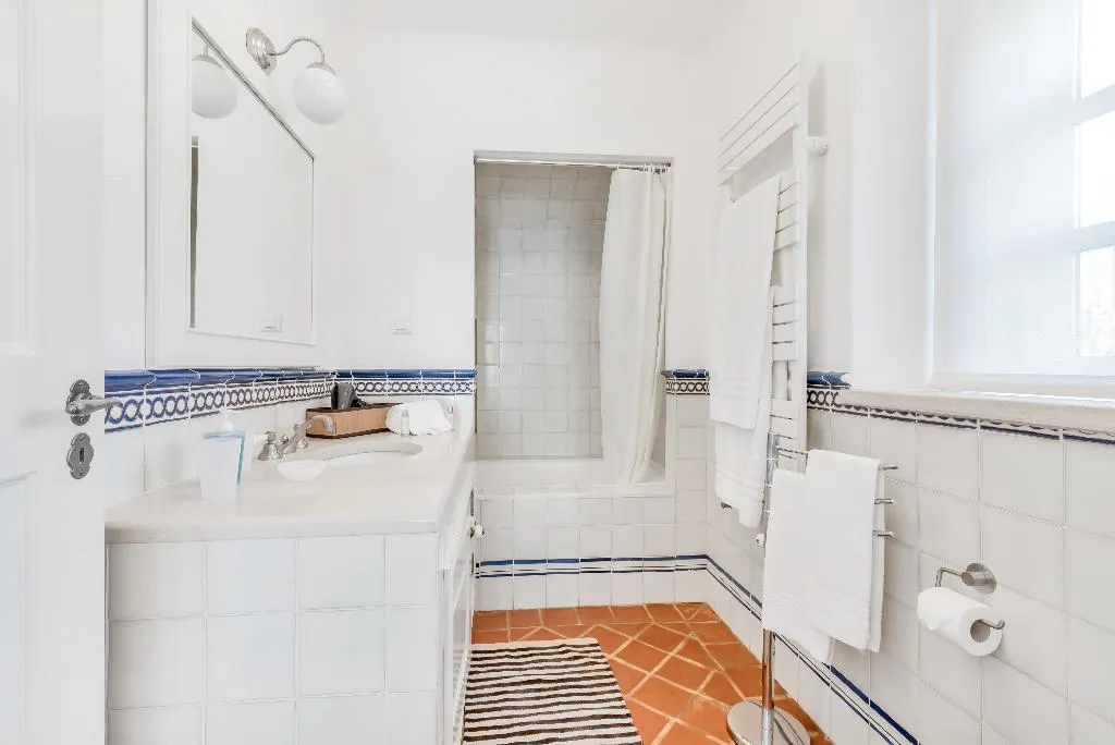 VILLA FIVE BEDROOMS TWO BATHROOMS Room, Shantivillas, Algarve