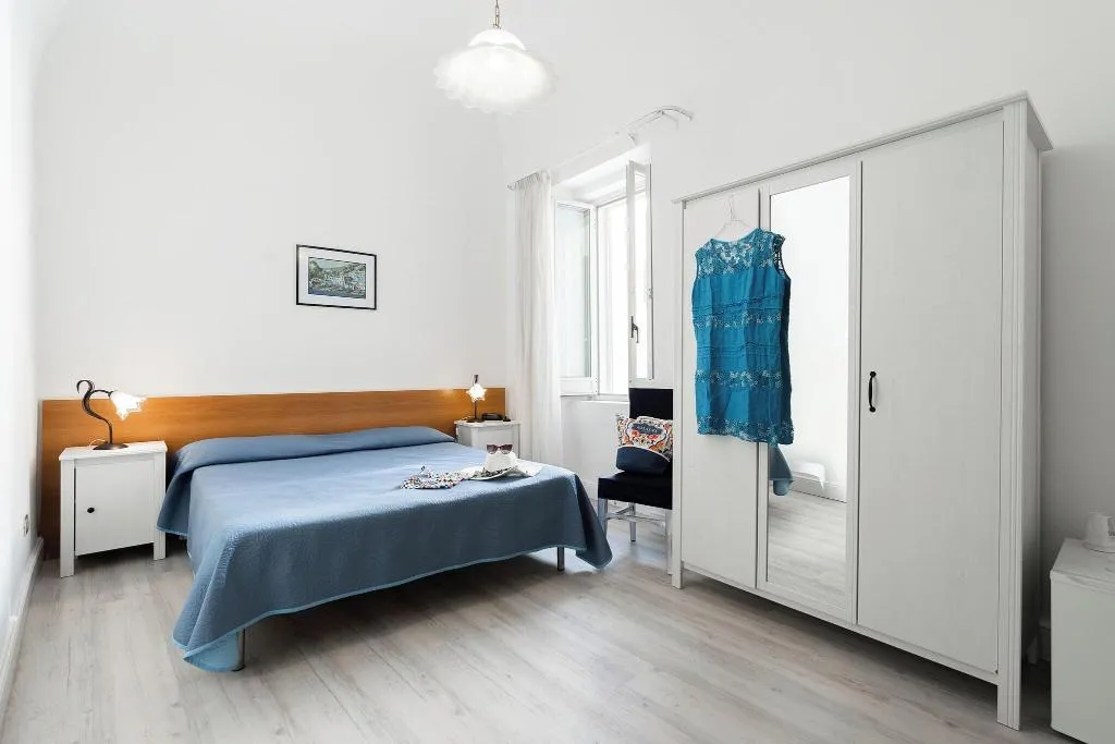 DOUBLE BASIC Room, Fontana, Naples