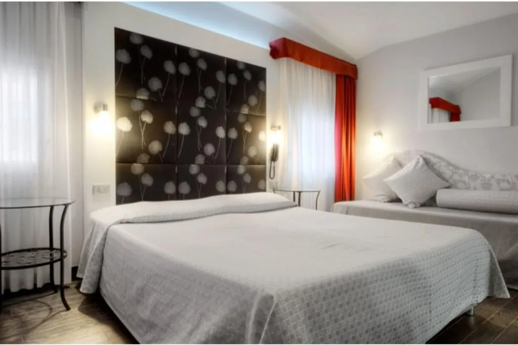 TRIPLE STANDARD Room, Aaron, Venice