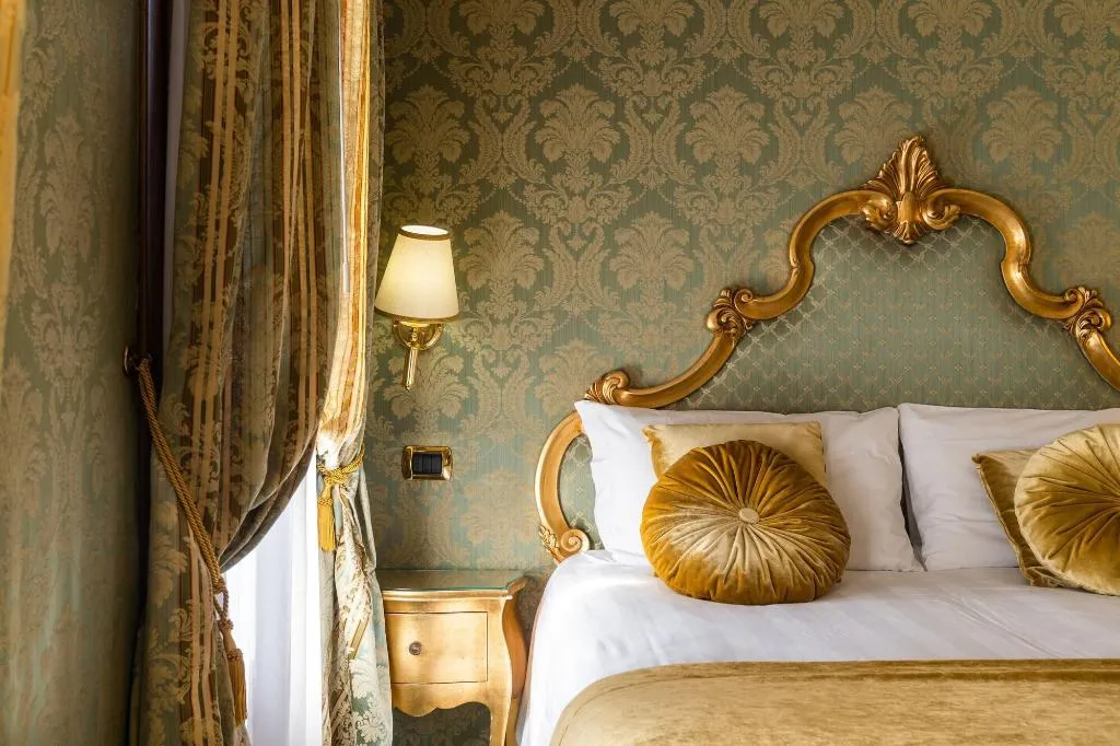 Room, A Tribute To Music, Venice