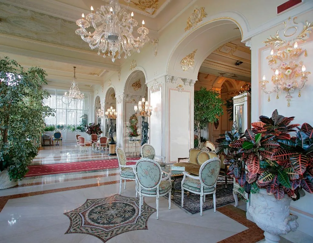 Lobby, Des Iles Borromees, Milan
